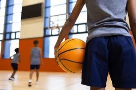 原因有点奇葩，大勒布伦误伤自己退出世界杯，西蒙高茨递补出战