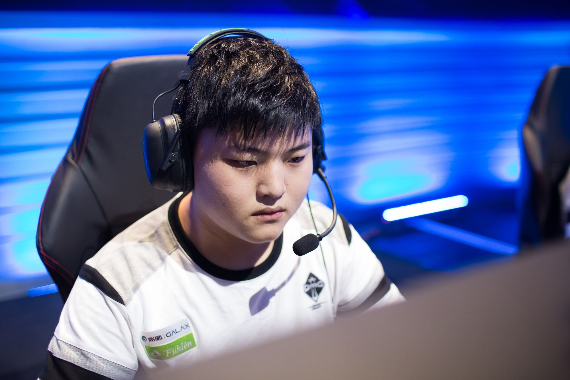 手的发挥并 手的发挥并